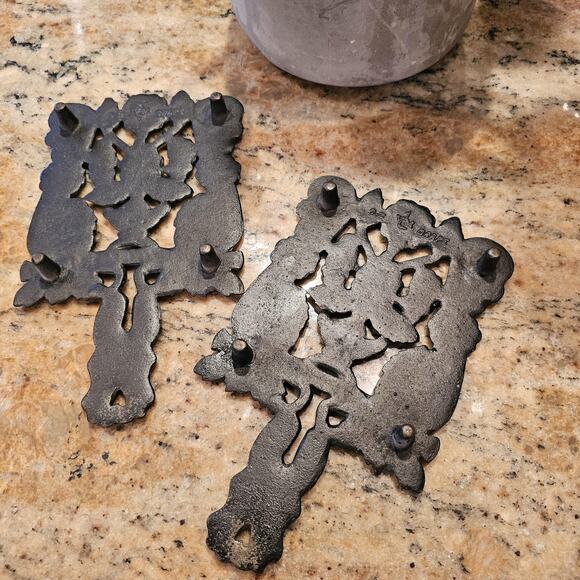 Pair of Virginia Metalcrafters "Grapes" Hanging Cast Iron Trivets - Picture 3 of 6